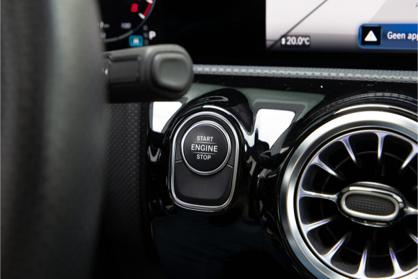 Mercedes-Benz A-Klasse 250 e AMG Line Facelift, Nightpack, Pano, Widescreen, 18" Hybrid