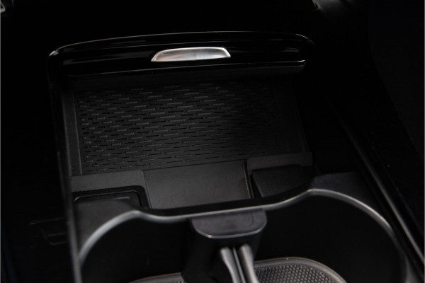 Mercedes-Benz A-Klasse 250 e AMG Line Facelift, Nightpack, Pano, Widescreen, 18" Hybrid