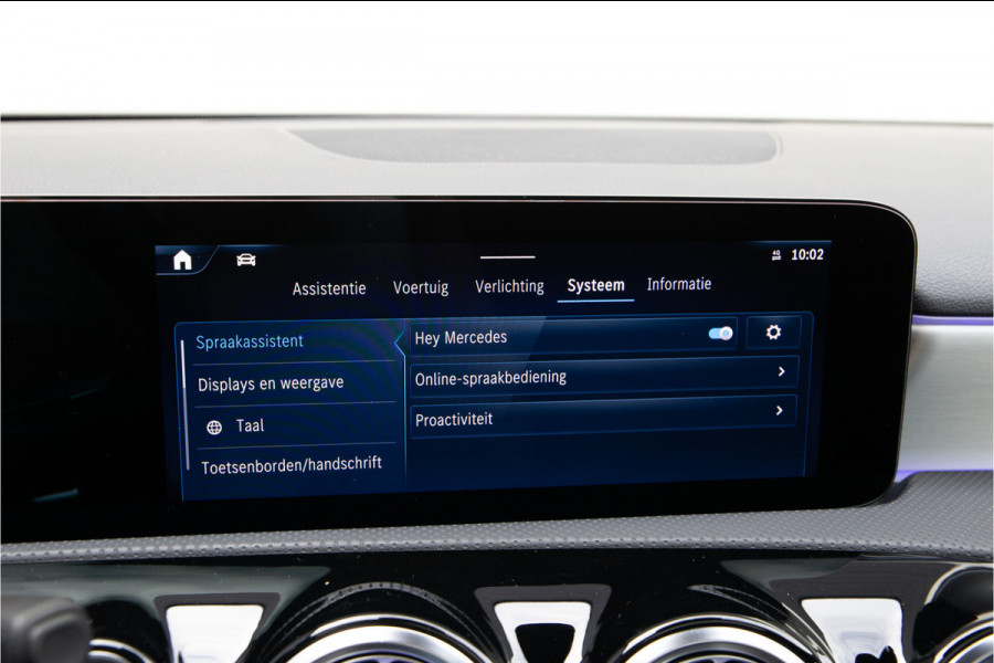 Mercedes-Benz A-Klasse 250 e AMG Line Facelift, Nightpack, Pano, Widescreen, 18" Hybrid