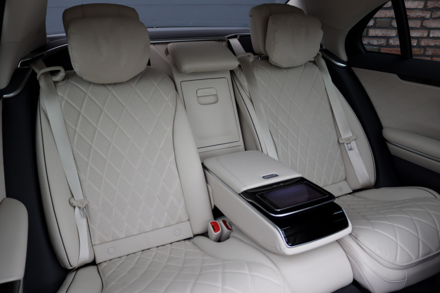 Mercedes-Benz S-Klasse 500 4MATIC AMG Line Aut9 | Achterasbesturing | Distronic+ | Airmatic | Entertainment Achter | Massage | HUD | Burmester | Vlakkenverwarming | Stoelventilatie | Digital Light |