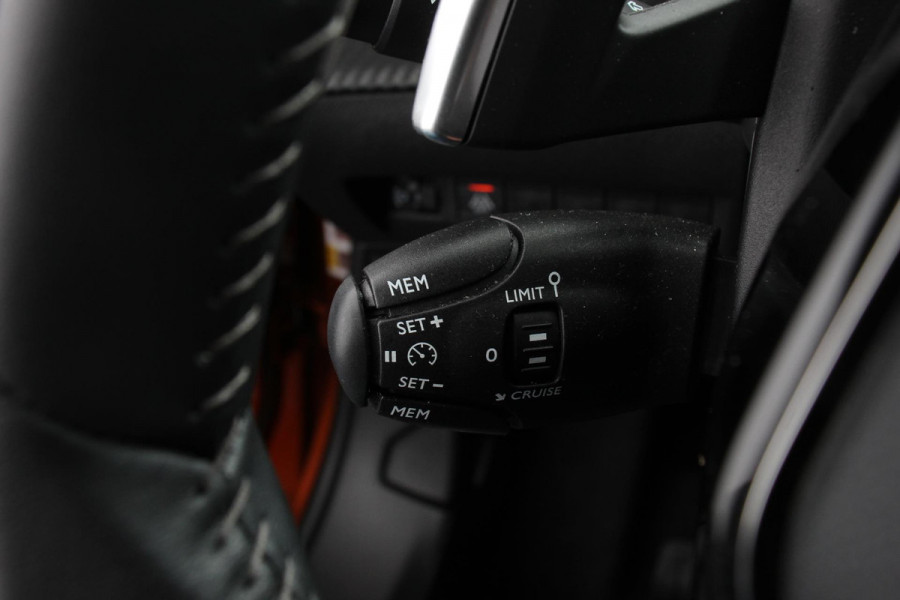 Peugeot 2008 1.2 PureTech 130pk Automaat Allure Navigatie Climate Control Dab Led Lichtmetalen Velgen Parkeer sensoren Cruise Control