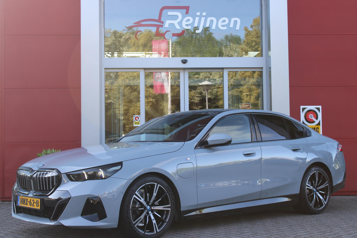 BMW 5 Serie 530e M-SPORT PRO 300PK (nieuw model) | PANORAMA DAK | M-SPORT PAKKET | M-SPORT AERODYNAMICA | M-SPORT NAPPALEDEREN STUURWIEL MET SPORTBOOST FUNCTIE | BMW SHADOWLINE ADAPTIEVE LED KOPLAMPEN | ELEKTRISCH BEDIENBARE ACHTERKLEP | BMW INDIVIDIUAL HIGH GLOSS EXTERIEUR RAAMLIJST AFWERKING | BMW LIVE COCKPIT PROFESSIONAL | ELEKTRISCH VERSTELBARE VOORSTOELEN MET VENTILATIE / VERWARMING EN GEHEUGEN OP DE BESTUURDERSSTOEL | ACHTERBANKVERWARMING | 4-ZONE CLIMATE CONTROL | DONKER GETINTE ACHTERRUITEN | DONKERE HEMELBEKLEDING | DRIVE ASSISTANT | HARMAN KARDON Hi-Fi GELUIDSSYSTEEM BMW 5 Serie 530e M-SPORT PRO 300PK (nieuw model) | PANORAMA DAK | M-SPORT PAKKET | M-SPORT AERODYNAMICA | M-SPORT NAPPALEDEREN STUURWIEL MET SPORTBOOST FUNCTIE | BMW SHADOWLINE ADAPTIEVE LED KOPLAMPEN | ELEKTRISCH BEDIENBARE ACHTERKLEP | BMW INDIVIDIUAL HIGH GLOSS EXTERIEUR RAAMLIJST AFWERKING | BMW LIVE COCKPIT PROFESSIONAL | ELEKTRISCH VERSTELBARE VOORSTOELEN MET VENTILATIE / VERWARMING EN GEHEUGEN OP DE BESTUURDERSSTOEL | ACHTERBANKVERWARMING | 4-ZONE CLIMATE CONTROL | DONKER GETINTE ACHTERRUITEN | DONKERE HEMELBEKLEDING | DRIVE ASSISTANT | HARMAN KARDON Hi-Fi GELUIDSSYSTEEM
