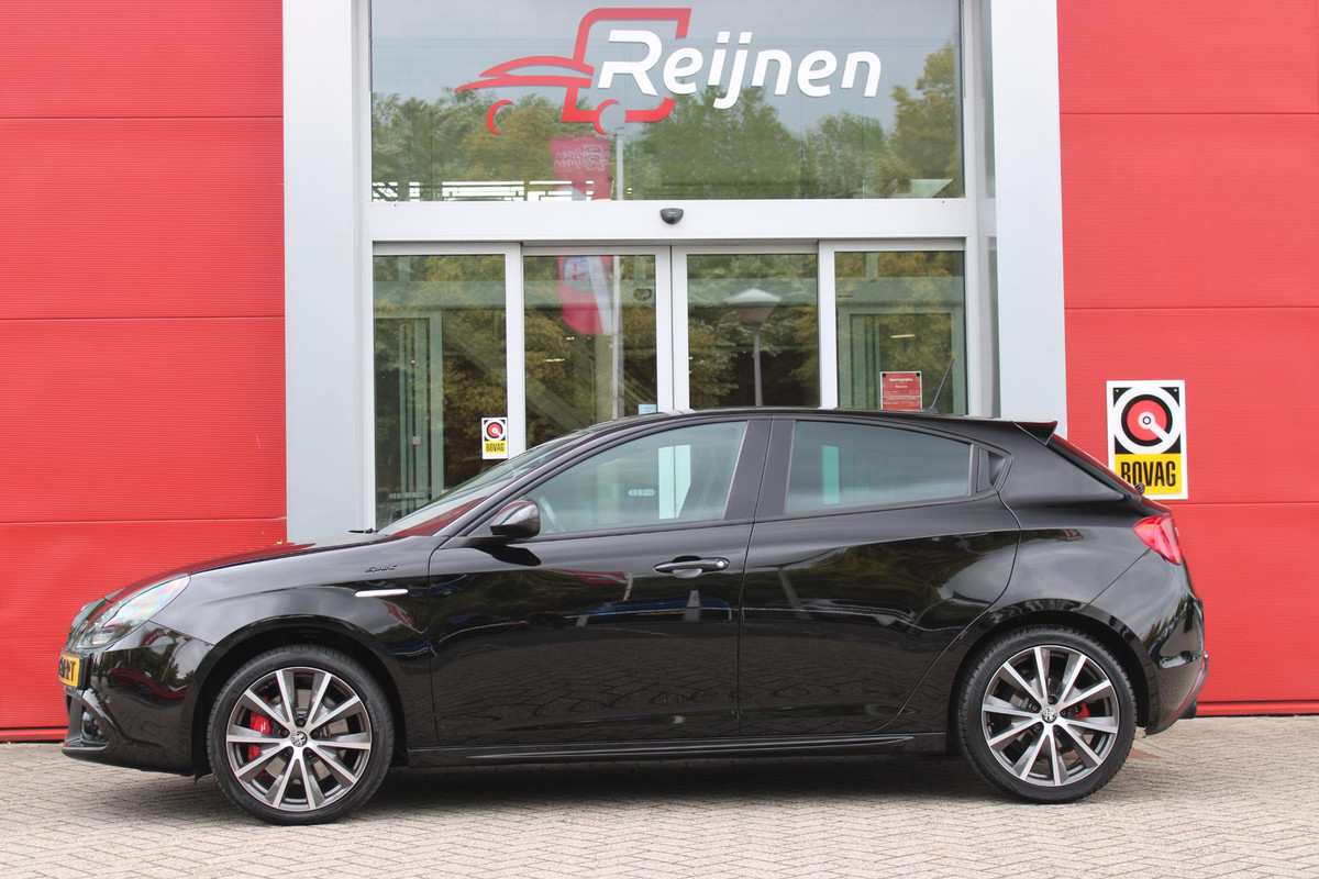 Alfa Romeo Giulietta 1.4 120PK TURBO SPRINT | LEDEREN BEKLEDING | AFNEEMBARE TREHAAK | ALL SEASON BANDEN | NAVIGATIE | CLIMATE CONTROL | CRUISE CONTROL | CARBON INTERIEUR AFWERKING | 18" LICHTMETALEN VELGEN | DAB+ RADIO | PARKEER SENSOREN |