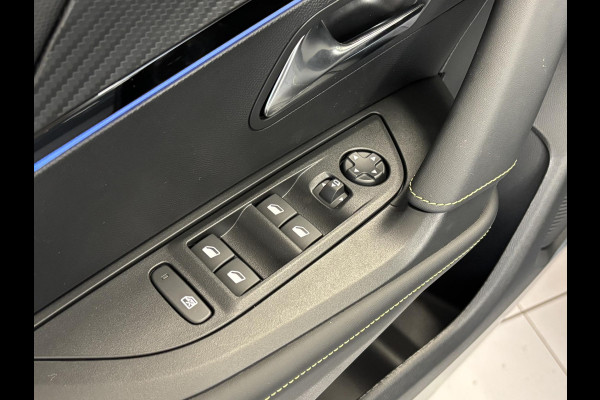 Peugeot 2008 1.2 Hybrid 145 GT Automaat | Elektrisch verstelbare bestuurdersstoel | Stoelverwarming | Massage | 4-seizoensbanden | 360 Camera | Navigatie | Adaptieve cruise control