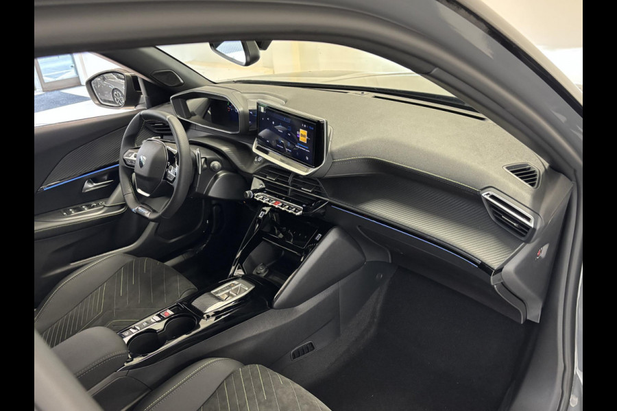 Peugeot 2008 1.2 Hybrid 145 GT Automaat | Elektrisch verstelbare bestuurdersstoel | Stoelverwarming | Massage | 4-seizoensbanden | 360 Camera | Navigatie | Adaptieve cruise control