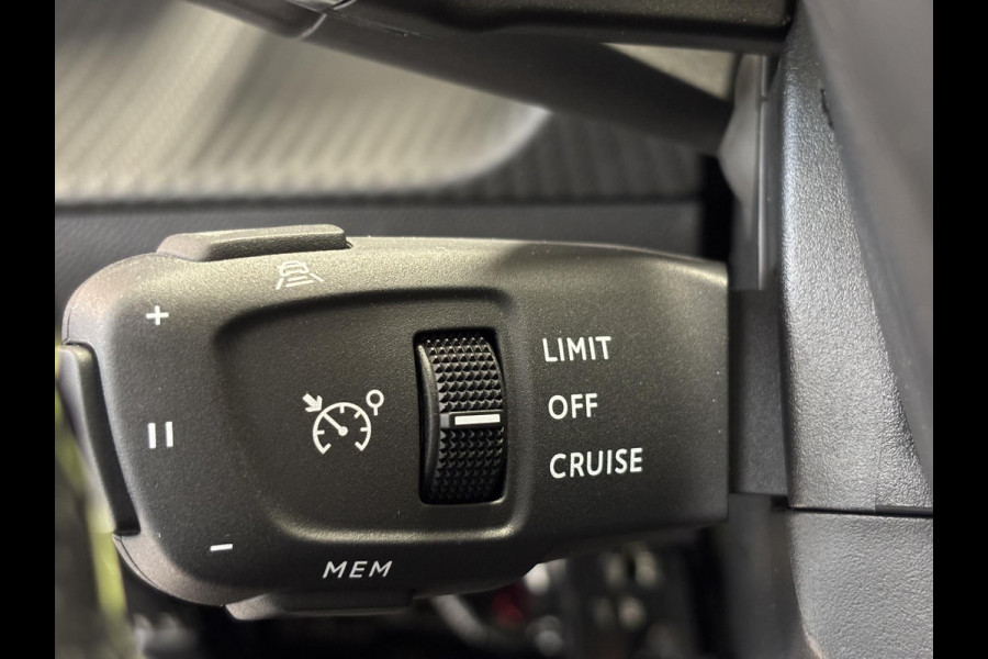 Peugeot 2008 1.2 Hybrid 145 GT Automaat | Elektrisch verstelbare bestuurdersstoel | Stoelverwarming | Massage | 4-seizoensbanden | 360 Camera | Navigatie | Adaptieve cruise control