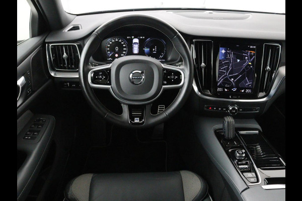 Volvo V60 2.0 T8 Recharge AWD R-Design | Trekhaak | Stoelverwarming | Camera | Harman/Kardon | Adaptive cruise | Memory | Carplay | Navigatie | 19'' lichtmetalen velgen