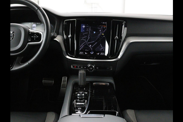 Volvo V60 2.0 T8 Recharge AWD R-Design | Trekhaak | Stoelverwarming | Camera | Harman/Kardon | Adaptive cruise | Memory | Carplay | Navigatie | 19'' lichtmetalen velgen