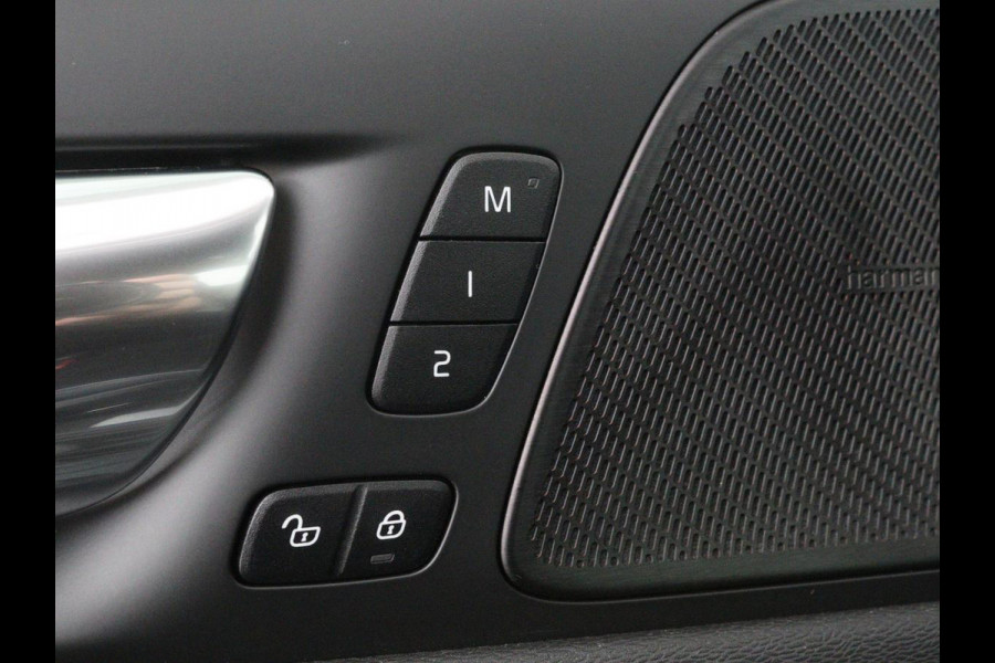 Volvo V60 2.0 T8 Recharge AWD R-Design | Trekhaak | Stoelverwarming | Camera | Harman/Kardon | Adaptive cruise | Memory | Carplay | Navigatie | 19'' lichtmetalen velgen