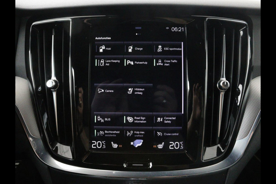 Volvo V60 2.0 T8 Recharge AWD R-Design | Trekhaak | Stoelverwarming | Camera | Harman/Kardon | Adaptive cruise | Memory | Carplay | Navigatie | 19'' lichtmetalen velgen