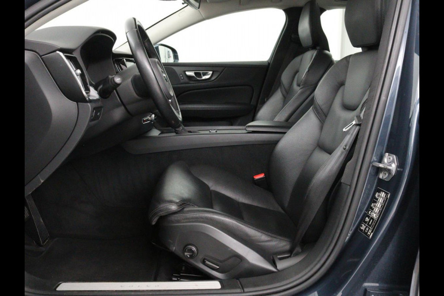 Volvo V60 2.0 D4 Momentum | 1e eigenaar | Panoramadak | Leder | Trekhaak | Stoelverwarming | Carplay | Navigatie | Full LED