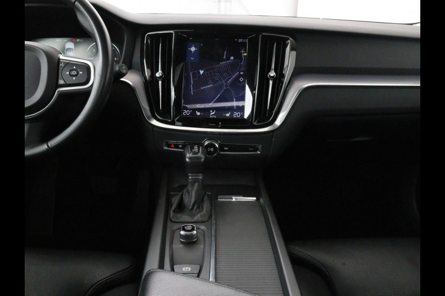 Volvo V60 2.0 D4 Momentum | 1e eigenaar | Panoramadak | Leder | Trekhaak | Stoelverwarming | Carplay | Navigatie | Full LED