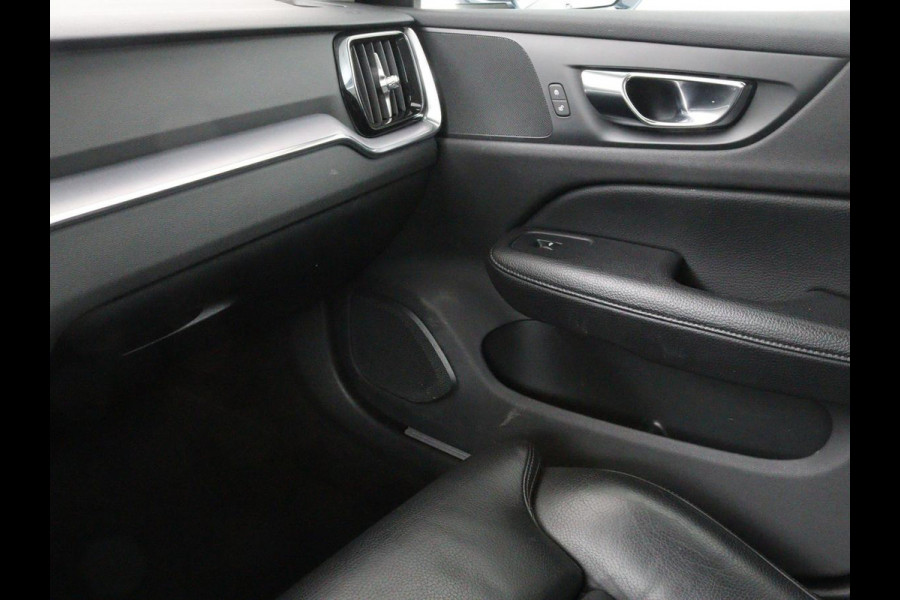 Volvo V60 2.0 D4 Momentum | 1e eigenaar | Panoramadak | Leder | Trekhaak | Stoelverwarming | Carplay | Navigatie | Full LED