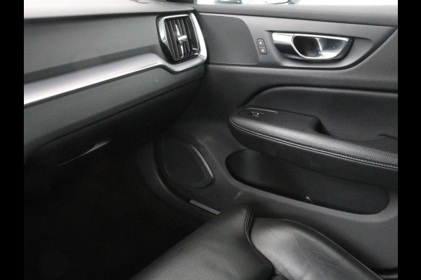 Volvo V60 2.0 D4 Momentum | 1e eigenaar | Panoramadak | Leder | Trekhaak | Stoelverwarming | Carplay | Navigatie | Full LED