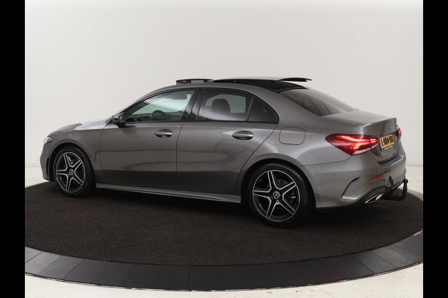 Mercedes-Benz A-Klasse 200 Business Solution AMG | Panoramadak | Stoelverwarming | Trekhaak | Matrix LED | Memory | Carplay | Keyless | Camera | Sfeerverlichting | Leder/Alcantara | Park Assist