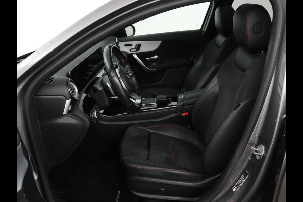 Mercedes-Benz A-Klasse 200 Business Solution AMG | Panoramadak | Stoelverwarming | Trekhaak | Matrix LED | Memory | Carplay | Keyless | Camera | Sfeerverlichting | Leder/Alcantara | Park Assist