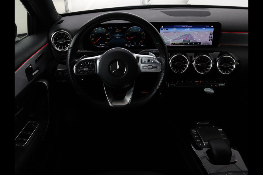 Mercedes-Benz A-Klasse 200 Business Solution AMG | Panoramadak | Stoelverwarming | Trekhaak | Matrix LED | Memory | Carplay | Keyless | Camera | Sfeerverlichting | Leder/Alcantara | Park Assist