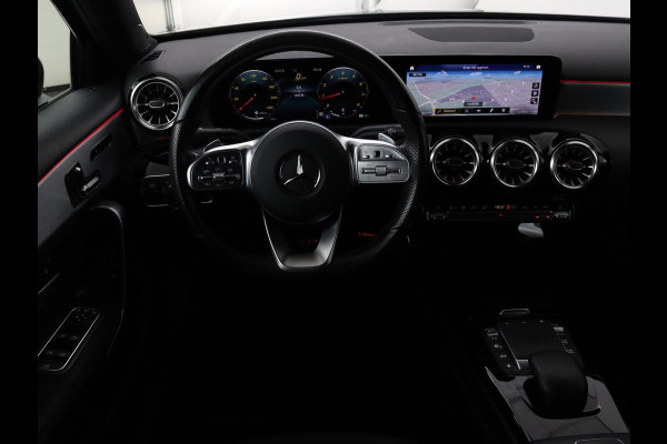 Mercedes-Benz A-Klasse 200 Business Solution AMG | Panoramadak | Stoelverwarming | Trekhaak | Matrix LED | Memory | Carplay | Keyless | Camera | Sfeerverlichting | Leder/Alcantara | Park Assist