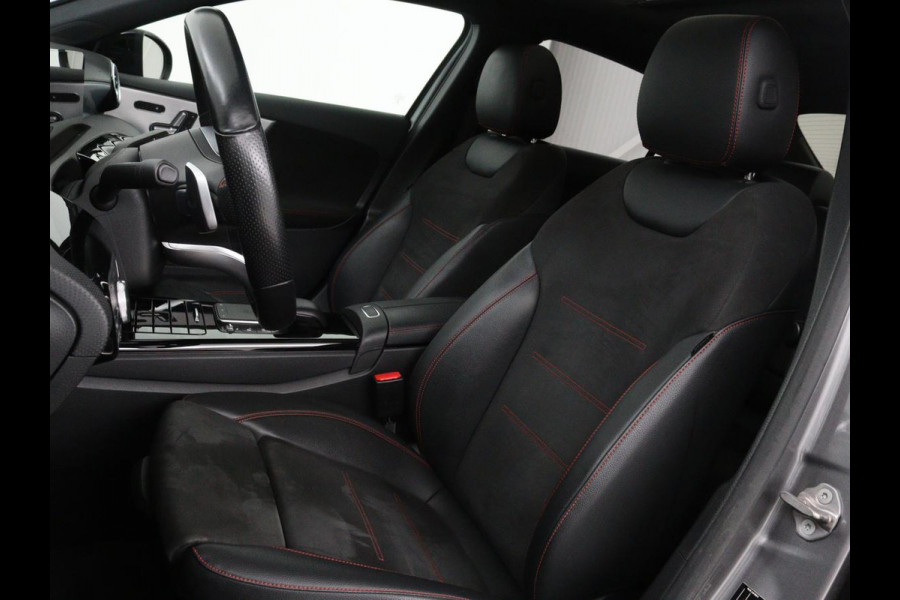 Mercedes-Benz A-Klasse 200 Business Solution AMG | Panoramadak | Stoelverwarming | Trekhaak | Matrix LED | Memory | Carplay | Keyless | Camera | Sfeerverlichting | Leder/Alcantara | Park Assist