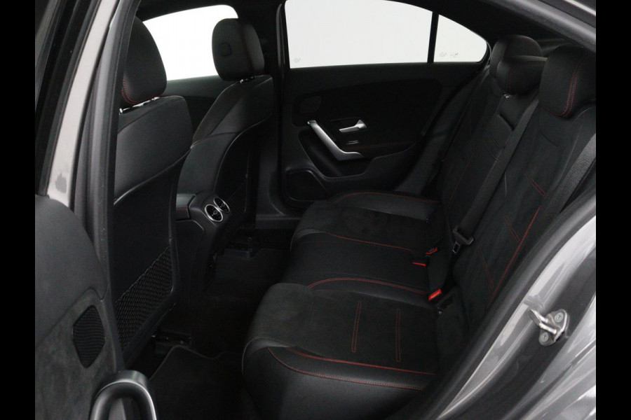 Mercedes-Benz A-Klasse 200 Business Solution AMG | Panoramadak | Stoelverwarming | Trekhaak | Matrix LED | Memory | Carplay | Keyless | Camera | Sfeerverlichting | Leder/Alcantara | Park Assist