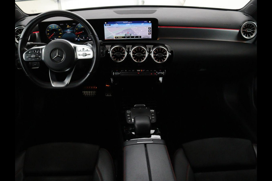 Mercedes-Benz A-Klasse 200 Business Solution AMG | Panoramadak | Stoelverwarming | Trekhaak | Matrix LED | Memory | Carplay | Keyless | Camera | Sfeerverlichting | Leder/Alcantara | Park Assist