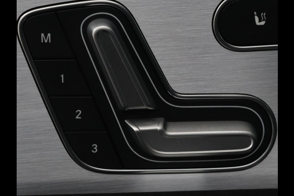Mercedes-Benz A-Klasse 200 Business Solution AMG | Panoramadak | Stoelverwarming | Trekhaak | Matrix LED | Memory | Carplay | Keyless | Camera | Sfeerverlichting | Leder/Alcantara | Park Assist
