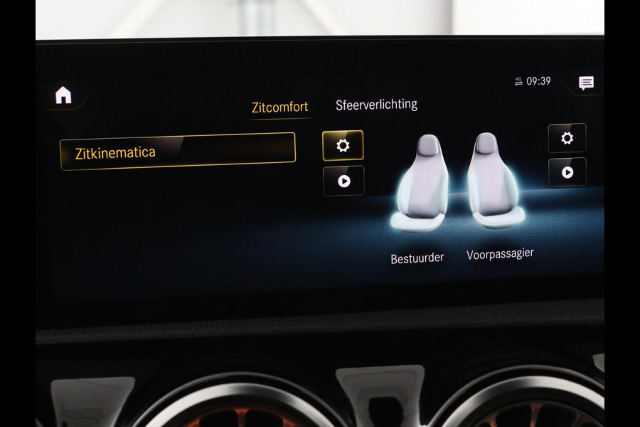 Mercedes-Benz A-Klasse 200 Business Solution AMG | Panoramadak | Stoelverwarming | Trekhaak | Matrix LED | Memory | Carplay | Keyless | Camera | Sfeerverlichting | Leder/Alcantara | Park Assist
