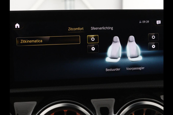 Mercedes-Benz A-Klasse 200 Business Solution AMG | Panoramadak | Stoelverwarming | Trekhaak | Matrix LED | Memory | Carplay | Keyless | Camera | Sfeerverlichting | Leder/Alcantara | Park Assist