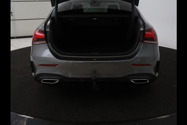 Mercedes-Benz A-Klasse 200 Business Solution AMG | Panoramadak | Stoelverwarming | Trekhaak | Matrix LED | Memory | Carplay | Keyless | Camera | Sfeerverlichting | Leder/Alcantara | Park Assist