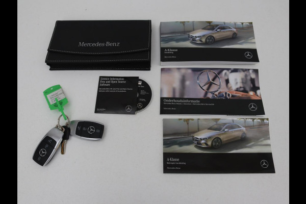 Mercedes-Benz A-Klasse 200 Business Solution AMG | Panoramadak | Stoelverwarming | Trekhaak | Matrix LED | Memory | Carplay | Keyless | Camera | Sfeerverlichting | Leder/Alcantara | Park Assist