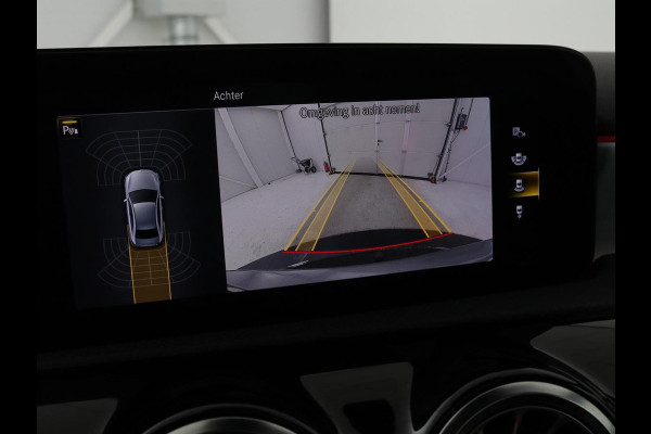 Mercedes-Benz A-Klasse 200 Business Solution AMG | Panoramadak | Stoelverwarming | Trekhaak | Matrix LED | Memory | Carplay | Keyless | Camera | Sfeerverlichting | Leder/Alcantara | Park Assist
