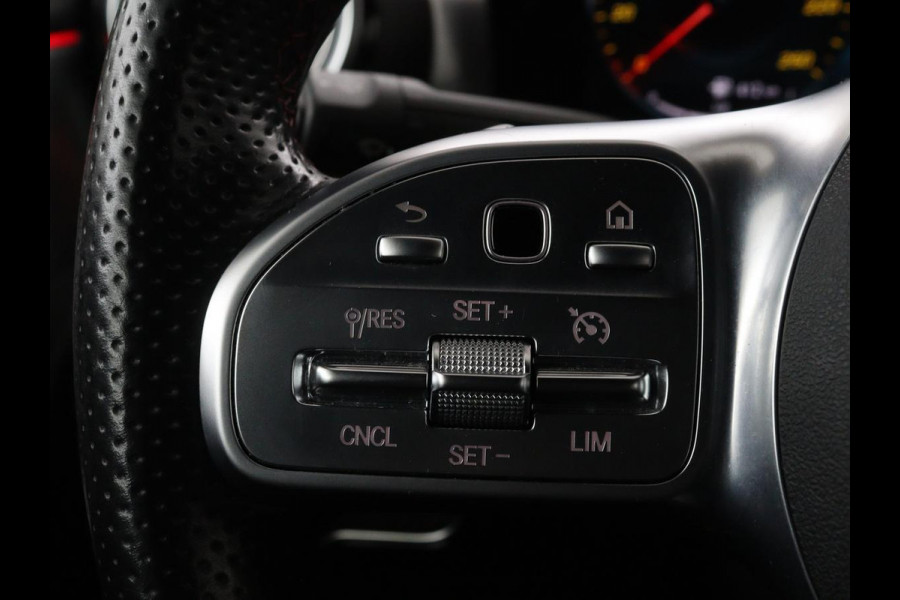 Mercedes-Benz A-Klasse 200 Business Solution AMG | Panoramadak | Stoelverwarming | Trekhaak | Matrix LED | Memory | Carplay | Keyless | Camera | Sfeerverlichting | Leder/Alcantara | Park Assist