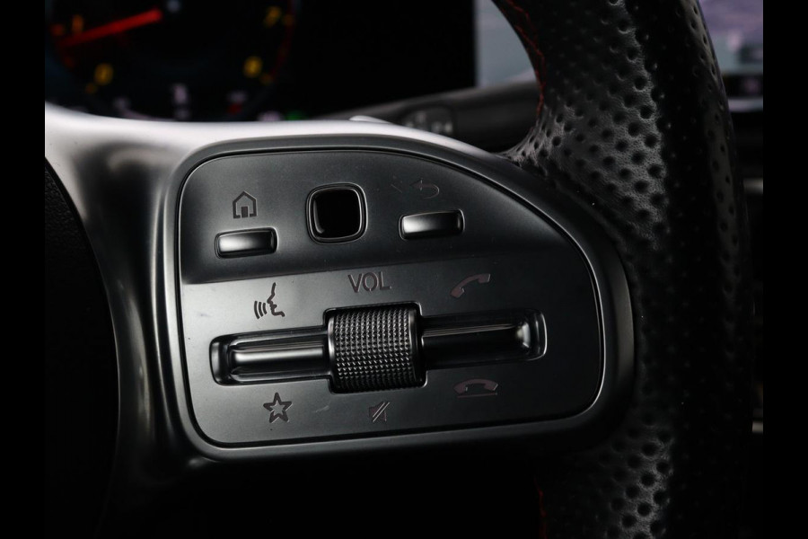 Mercedes-Benz A-Klasse 200 Business Solution AMG | Panoramadak | Stoelverwarming | Trekhaak | Matrix LED | Memory | Carplay | Keyless | Camera | Sfeerverlichting | Leder/Alcantara | Park Assist