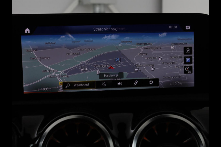 Mercedes-Benz A-Klasse 200 Business Solution AMG | Panoramadak | Stoelverwarming | Trekhaak | Matrix LED | Memory | Carplay | Keyless | Camera | Sfeerverlichting | Leder/Alcantara | Park Assist