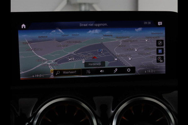 Mercedes-Benz A-Klasse 200 Business Solution AMG | Panoramadak | Stoelverwarming | Trekhaak | Matrix LED | Memory | Carplay | Keyless | Camera | Sfeerverlichting | Leder/Alcantara | Park Assist