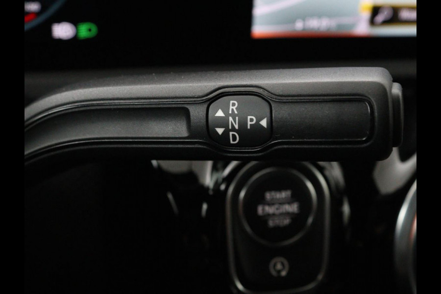 Mercedes-Benz A-Klasse 200 Business Solution AMG | Panoramadak | Stoelverwarming | Trekhaak | Matrix LED | Memory | Carplay | Keyless | Camera | Sfeerverlichting | Leder/Alcantara | Park Assist