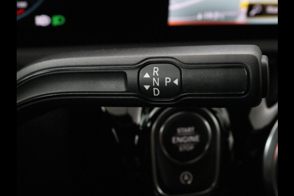 Mercedes-Benz A-Klasse 200 Business Solution AMG | Panoramadak | Stoelverwarming | Trekhaak | Matrix LED | Memory | Carplay | Keyless | Camera | Sfeerverlichting | Leder/Alcantara | Park Assist