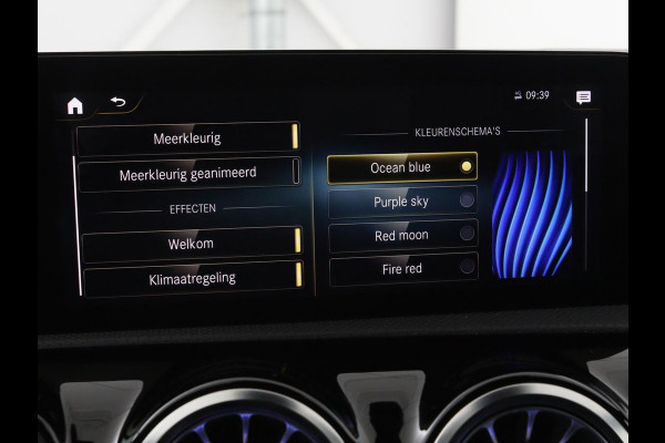 Mercedes-Benz A-Klasse 200 Business Solution AMG | Panoramadak | Stoelverwarming | Trekhaak | Matrix LED | Memory | Carplay | Keyless | Camera | Sfeerverlichting | Leder/Alcantara | Park Assist