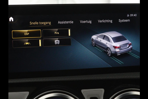 Mercedes-Benz A-Klasse 200 Business Solution AMG | Panoramadak | Stoelverwarming | Trekhaak | Matrix LED | Memory | Carplay | Keyless | Camera | Sfeerverlichting | Leder/Alcantara | Park Assist
