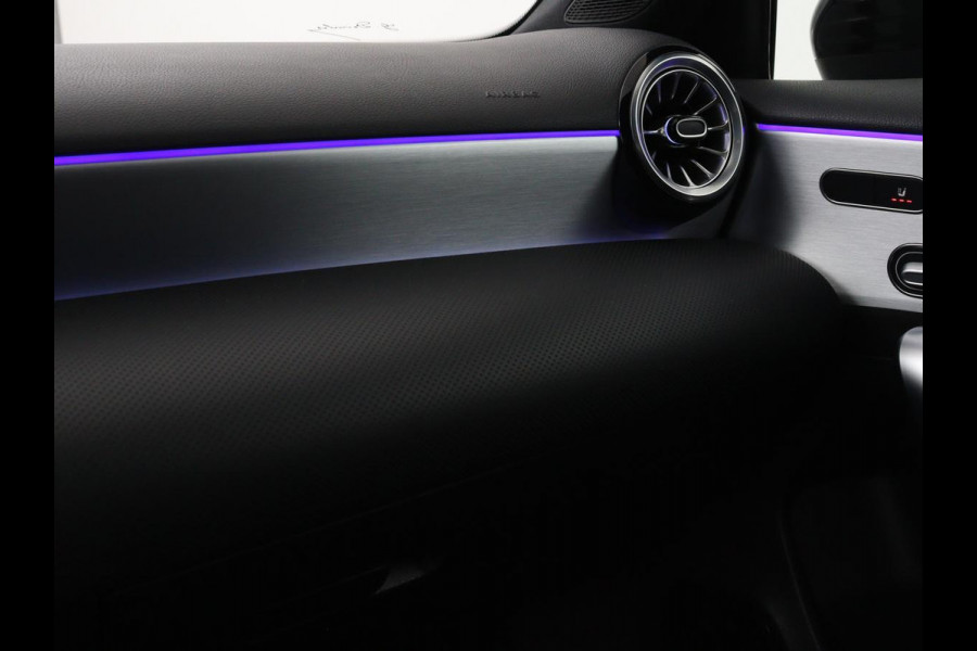 Mercedes-Benz A-Klasse 200 Business Solution AMG | Panoramadak | Stoelverwarming | Trekhaak | Matrix LED | Memory | Carplay | Keyless | Camera | Sfeerverlichting | Leder/Alcantara | Park Assist