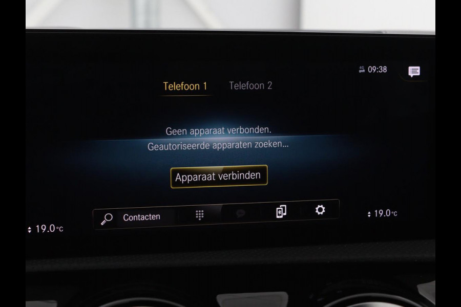 Mercedes-Benz A-Klasse 200 Business Solution AMG | Panoramadak | Stoelverwarming | Trekhaak | Matrix LED | Memory | Carplay | Keyless | Camera | Sfeerverlichting | Leder/Alcantara | Park Assist