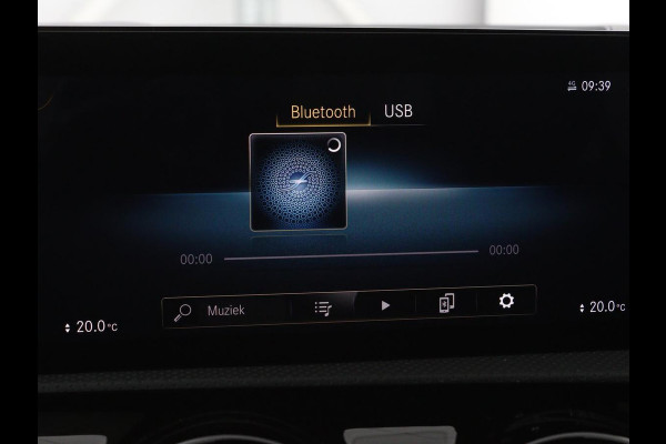 Mercedes-Benz A-Klasse 200 Business Solution AMG | Panoramadak | Stoelverwarming | Trekhaak | Matrix LED | Memory | Carplay | Keyless | Camera | Sfeerverlichting | Leder/Alcantara | Park Assist