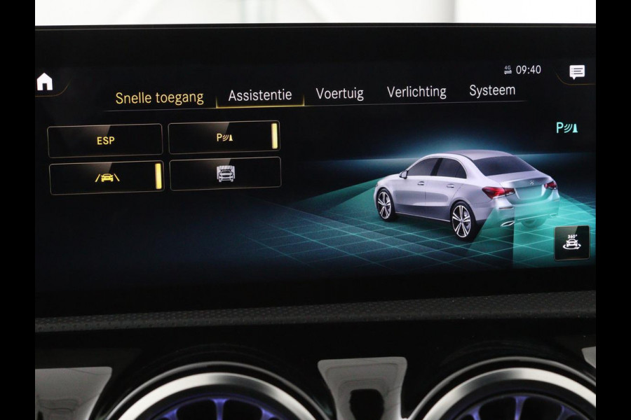 Mercedes-Benz A-Klasse 200 Business Solution AMG | Panoramadak | Stoelverwarming | Trekhaak | Matrix LED | Memory | Carplay | Keyless | Camera | Sfeerverlichting | Leder/Alcantara | Park Assist