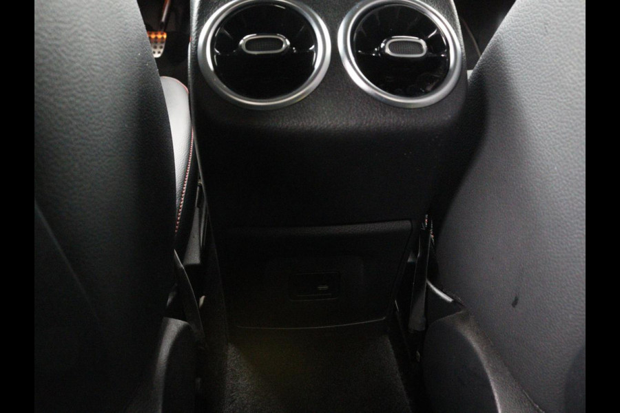 Mercedes-Benz A-Klasse 200 Business Solution AMG | Panoramadak | Stoelverwarming | Trekhaak | Matrix LED | Memory | Carplay | Keyless | Camera | Sfeerverlichting | Leder/Alcantara | Park Assist