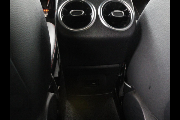 Mercedes-Benz A-Klasse 200 Business Solution AMG | Panoramadak | Stoelverwarming | Trekhaak | Matrix LED | Memory | Carplay | Keyless | Camera | Sfeerverlichting | Leder/Alcantara | Park Assist