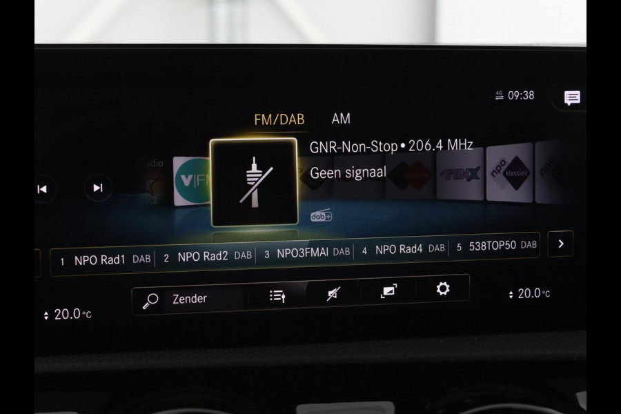 Mercedes-Benz A-Klasse 200 Business Solution AMG | Panoramadak | Stoelverwarming | Trekhaak | Matrix LED | Memory | Carplay | Keyless | Camera | Sfeerverlichting | Leder/Alcantara | Park Assist