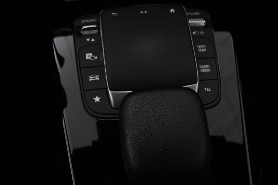 Mercedes-Benz A-Klasse 200 Business Solution AMG | Panoramadak | Stoelverwarming | Trekhaak | Matrix LED | Memory | Carplay | Keyless | Camera | Sfeerverlichting | Leder/Alcantara | Park Assist