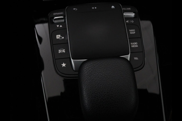 Mercedes-Benz A-Klasse 200 Business Solution AMG | Panoramadak | Stoelverwarming | Trekhaak | Matrix LED | Memory | Carplay | Keyless | Camera | Sfeerverlichting | Leder/Alcantara | Park Assist