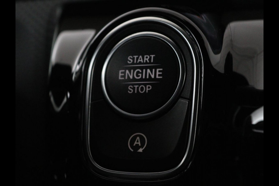 Mercedes-Benz A-Klasse 200 Business Solution AMG | Panoramadak | Stoelverwarming | Trekhaak | Matrix LED | Memory | Carplay | Keyless | Camera | Sfeerverlichting | Leder/Alcantara | Park Assist