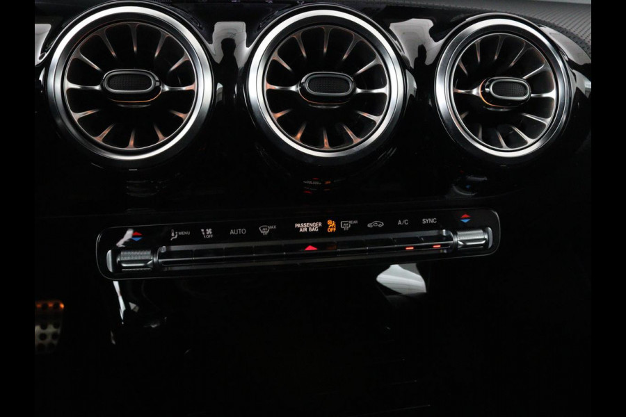Mercedes-Benz A-Klasse 200 Business Solution AMG | Panoramadak | Stoelverwarming | Trekhaak | Matrix LED | Memory | Carplay | Keyless | Camera | Sfeerverlichting | Leder/Alcantara | Park Assist